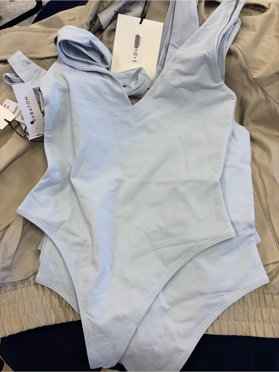 Aritzia Tops - NWT aritzia contour vneck bodysuit